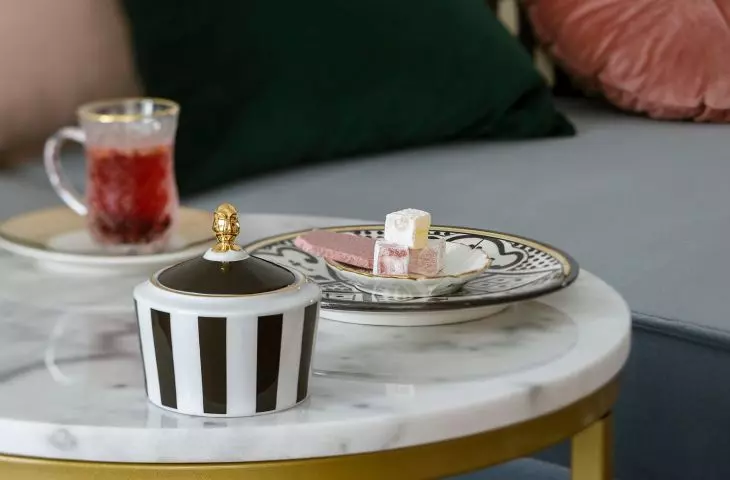 A table with a marble top is one of the decorative elements of the living area