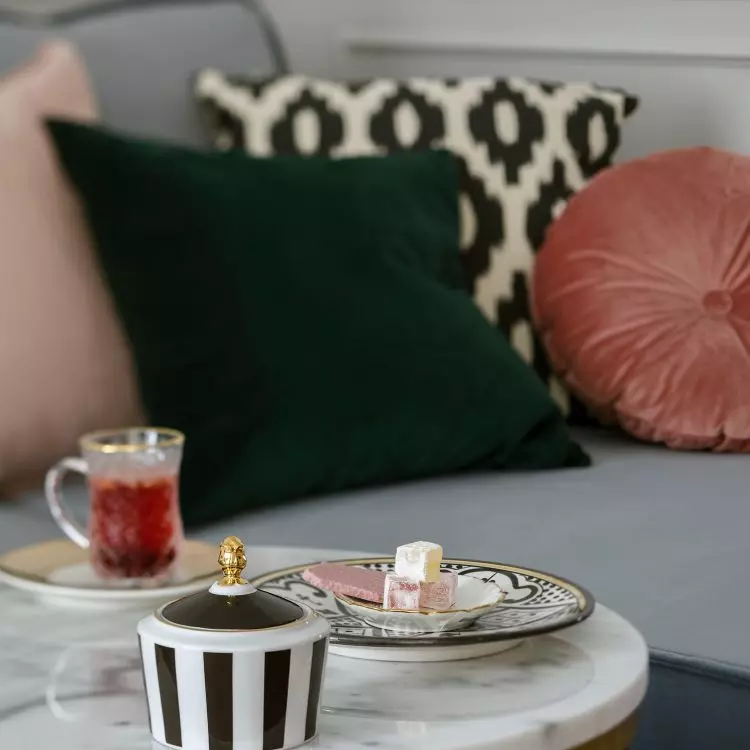 A table with a marble top is one of the decorative elements of the living area
