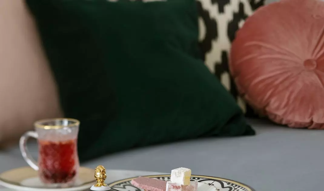 A table with a marble top is one of the decorative elements of the living area