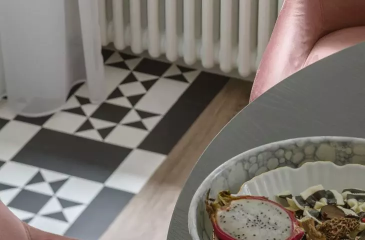The vinyl tiles refer in design to historic 19th century tiles