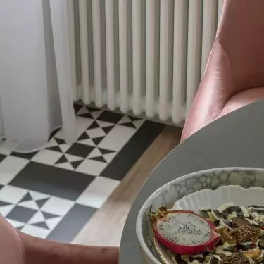 The vinyl tiles refer in design to historic 19th century tiles