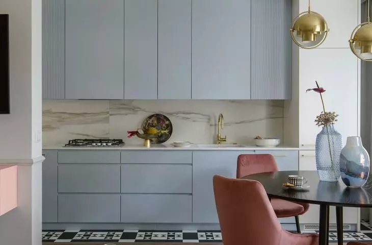 Kitchenette combines blue and white