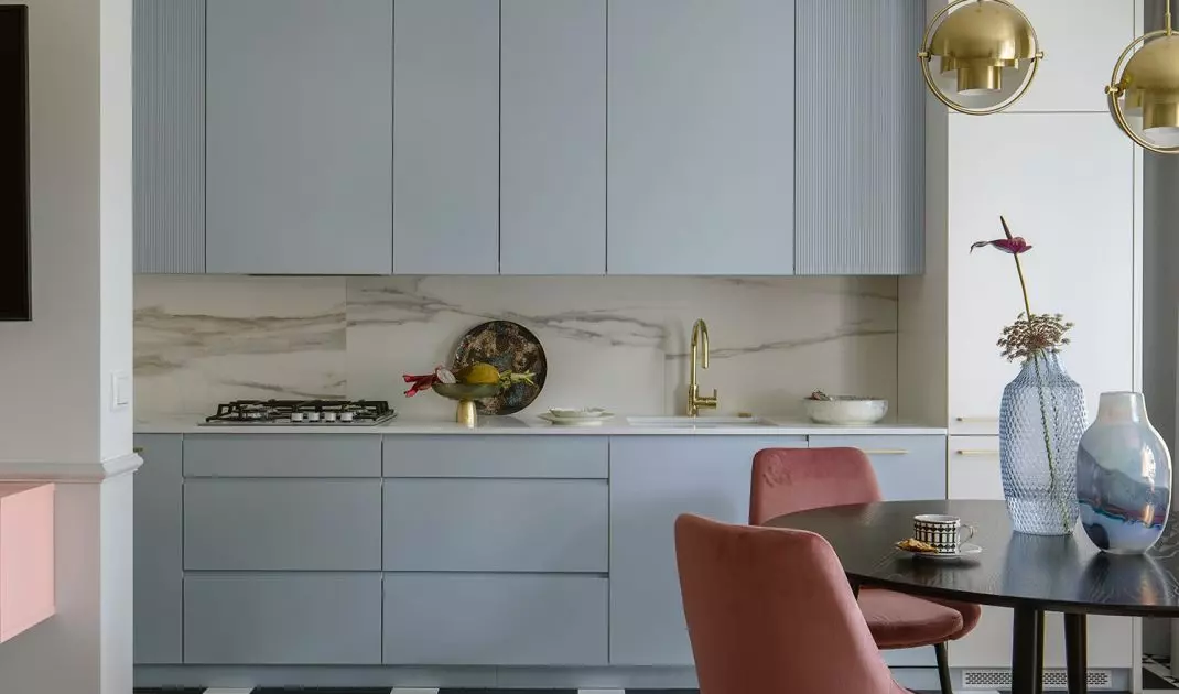 Kitchenette combines blue and white