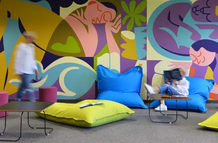 School for children from Ukraine - adaptation of a floor in an office building (XY Studio)