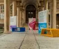 na dziedzińcu paryskiego szpitala Hôtel-Dieu otwarta została wystawa z pracami polskiej projektantki Izabeli Bołoz