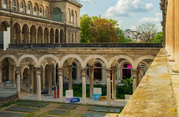 architektura szpitala została podkreślona poprzez umieszczenie na jej tle geometrycznych modułów w żywych, zdecydowanych kolorach
