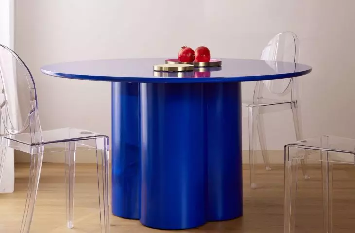 Plastic furniture in bright colors and unusual shapes is a characteristic element of this style
