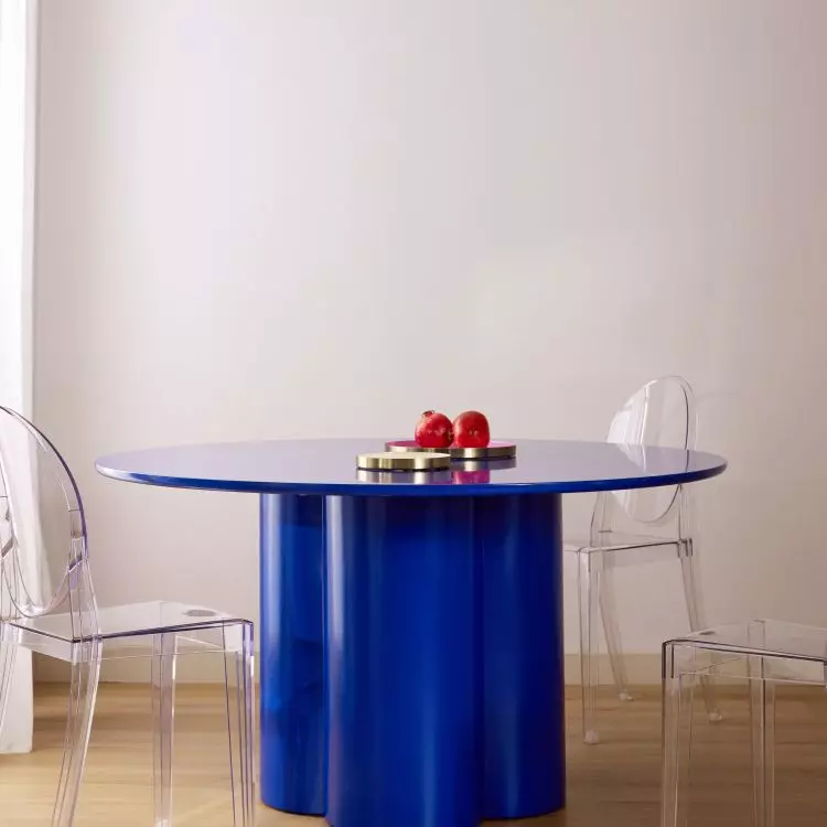 Plastic furniture in bright colors and unusual shapes is a characteristic element of this style