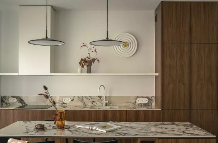 The tabletop was covered with quartz sinter with the appearance of marble
