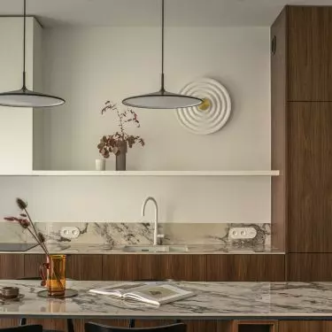 The tabletop was covered with quartz sinter with the appearance of marble