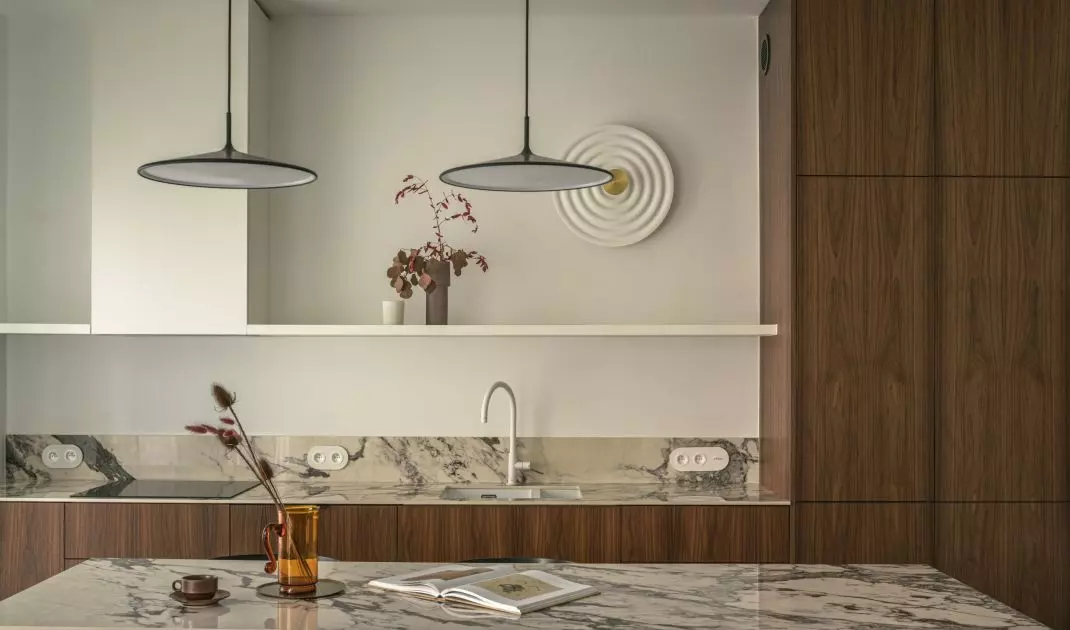 The tabletop was covered with quartz sinter with the appearance of marble