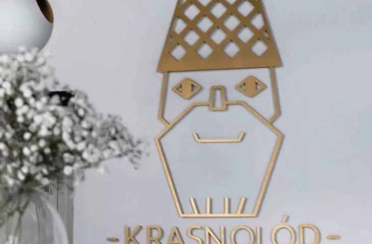 logo lodziarni przedstawia krasnala z rożkiem na głowie