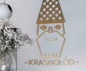 logo lodziarni przedstawia krasnala z rożkiem na głowie