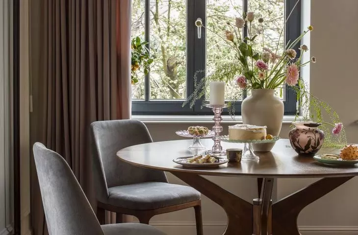 Closer to the kitchen, the dining room has been arranged