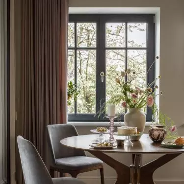 Closer to the kitchen, the dining room has been arranged