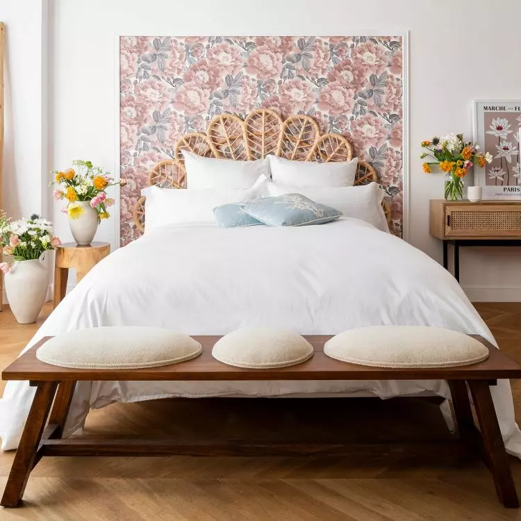 Dobrze przemyśl lokalizację łóżka, aby zapewnić sobie komfortowy sen i funkcjonalność sypialni