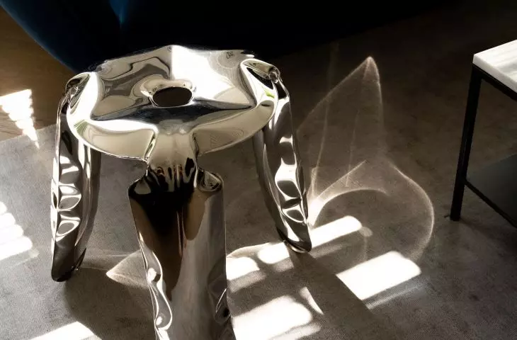 The apartment also contains pearls of contemporary designua such as the Plopp stool designed by Oskar Zięta.
