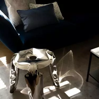 The apartment also contains pearls of contemporary designua such as the Plopp stool designed by Oskar Zięta.