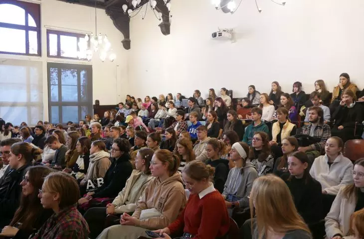 The hall was bursting at the seams 