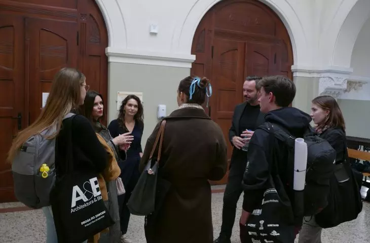 The discussion after the lecture moved to the corridor 