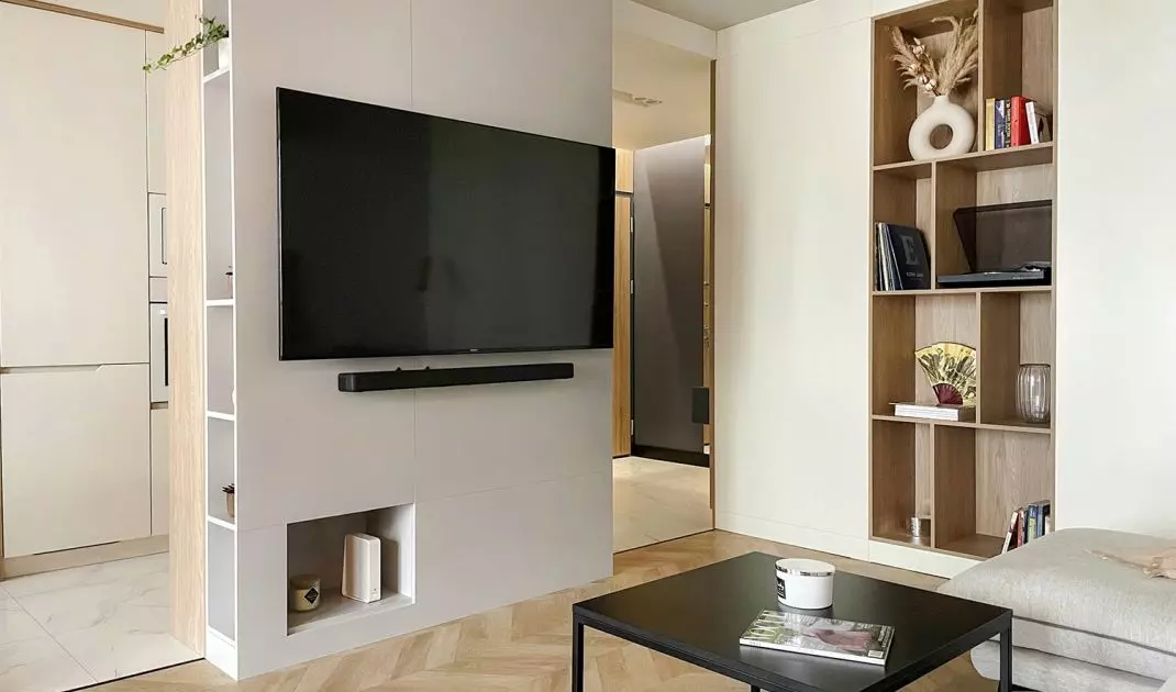 Naprzeciwko kanapy znajduje się telewizor