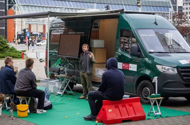 na ulice miasta wyruszył MobiLab, mobilne laboratorium edukacji klimatycznej realizujące założenia programu Code for Green