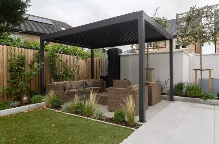Pergola może być minimalistyczną konstrukcją, wolnostojącym pawilonem lub drewnianą podporą dla pędów roślin. Jej styl z łatwością dostosujesz do wyglądu ogrodu