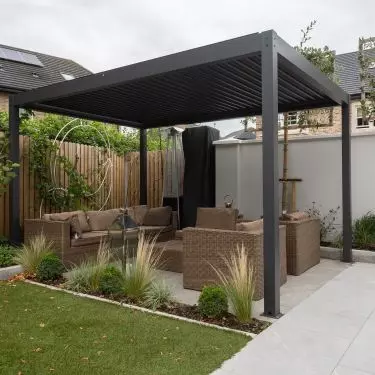 Pergola może być minimalistyczną konstrukcją, wolnostojącym pawilonem lub drewnianą podporą dla pędów roślin. Jej styl z łatwością dostosujesz do wyglądu ogrodu