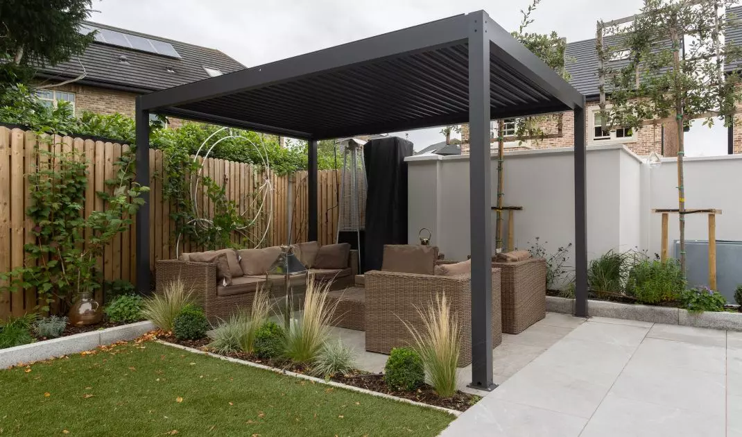 Pergola może być minimalistyczną konstrukcją, wolnostojącym pawilonem lub drewnianą podporą dla pędów roślin. Jej styl z łatwością dostosujesz do wyglądu ogrodu