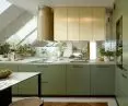 Otulony promieniami słońca. Rodzinny apartament w stylu urban jungle