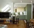Otulony promieniami słońca. Rodzinny apartament w stylu urban jungle