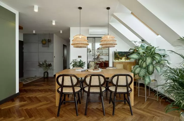 Otulony promieniami słońca. Rodzinny apartament w stylu urban jungle
