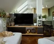 Otulony promieniami słońca. Rodzinny apartament w stylu urban jungle