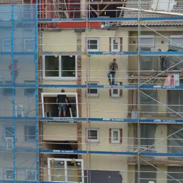 Graphite polystyrene has very good thermal insulation properties, but it quickly heats up to high temperatures. It is important to remember to use protective mesh during insulation work