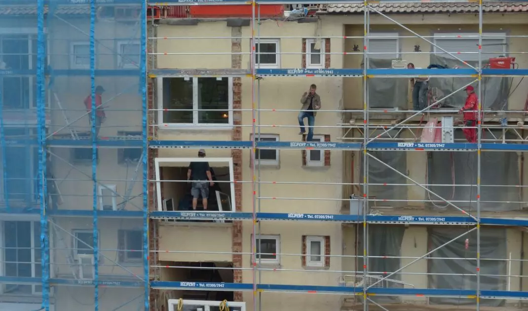 Graphite polystyrene has very good thermal insulation properties, but it quickly heats up to high temperatures. It is important to remember to use protective mesh during insulation work