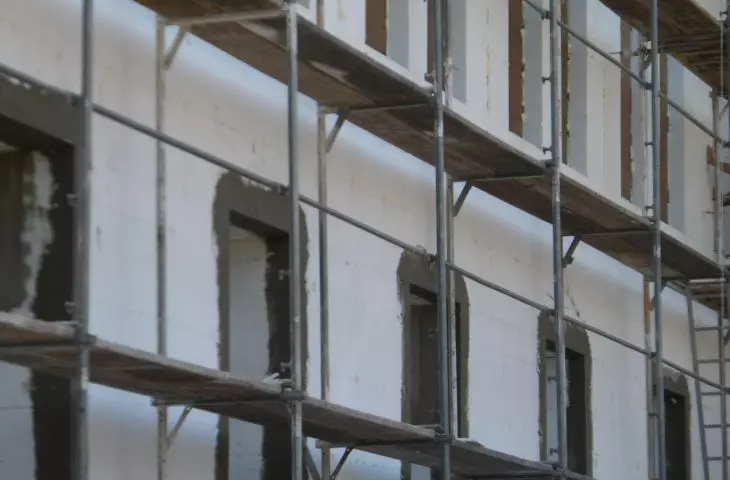 Biały styropian to najpopularniejszy materiał izolacyjny. Jest stosowany wszędzie tam, gdzie niskie koszty wykończenia są priorytetem. Dzięki grubej warstwie izolacyjnej biały styropian skutecznie zatrzymuje ciepło w budynku