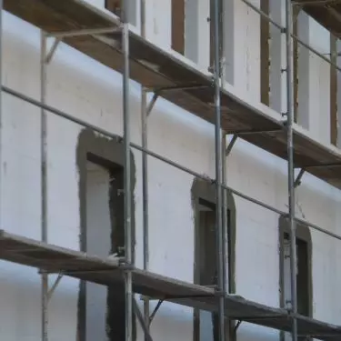Biały styropian to najpopularniejszy materiał izolacyjny. Jest stosowany wszędzie tam, gdzie niskie koszty wykończenia są priorytetem. Dzięki grubej warstwie izolacyjnej biały styropian skutecznie zatrzymuje ciepło w budynku