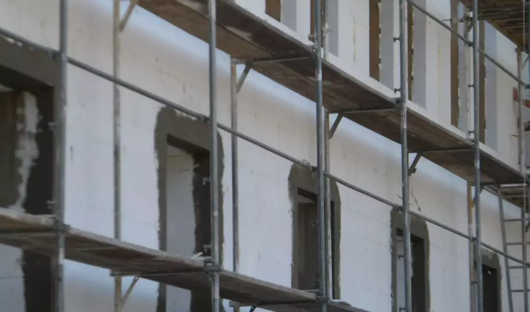 White polystyrene foam is the most popular insulation material. It is used wherever low finishing costs are a priority. Thanks to its thick insulation layer, white polystyrene foam effectively retains heat in a building