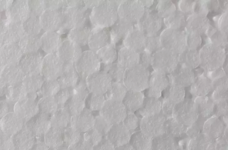 Powietrze to aż 98% objętości styropianu! To właśnie pęcherzyki powietrza stanowią barierę dla temperatury i decydują o jego izolacyjnych właściwościach