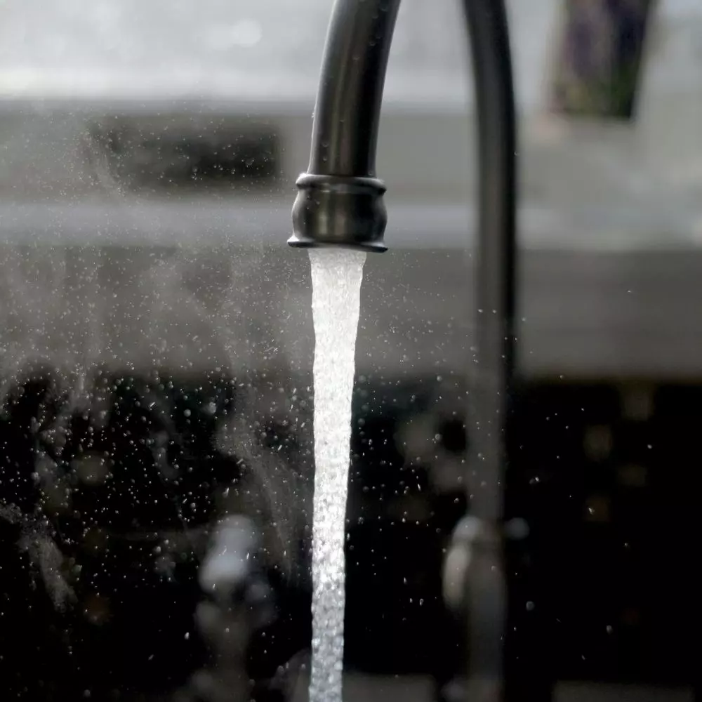 Przepływowy podgrzewacz wody w bezpieczny i szybki sposób dostarczy ciepłą wodę do jednego lub kilku miejsc w Twoim domu
