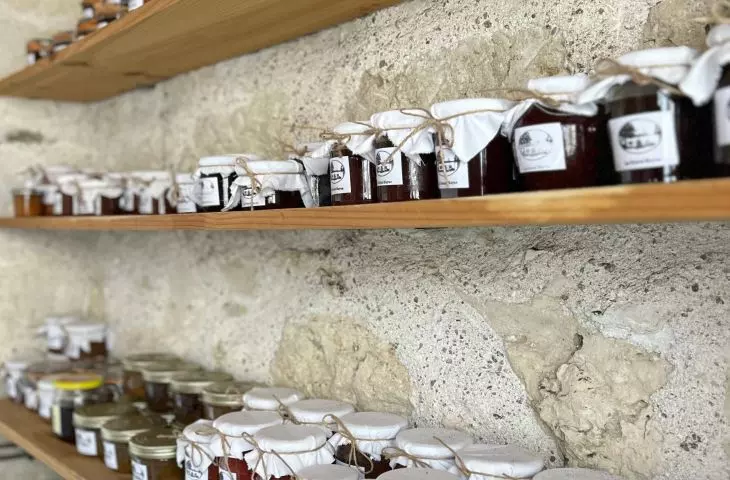 The architect loves to cook. So you can find a lot of local products and preserves here