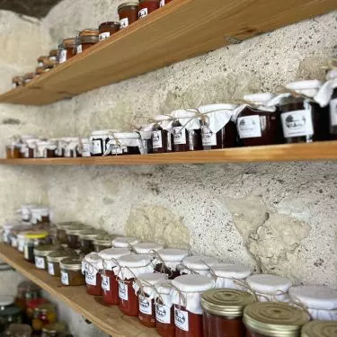 The architect loves to cook. So you can find a lot of local products and preserves here