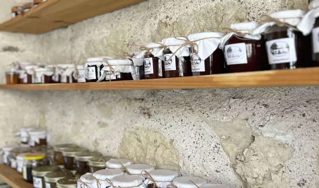 The architect loves to cook. So you can find a lot of local products and preserves here
