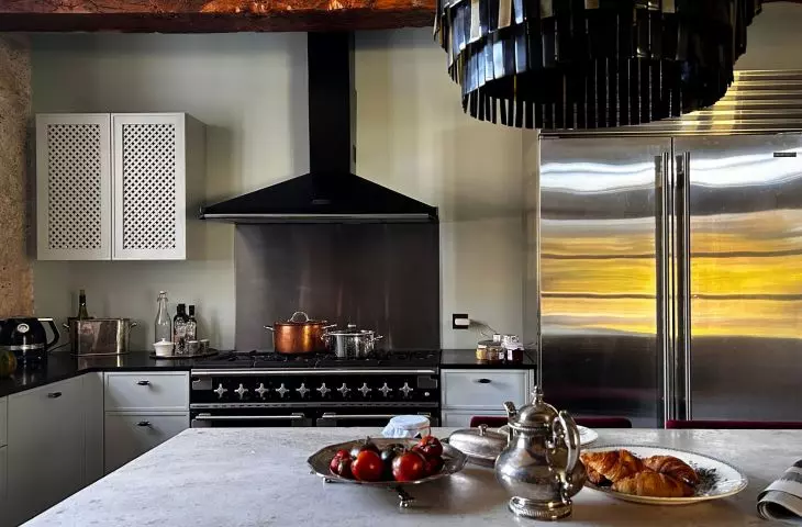 The decor refers to the surroundings 