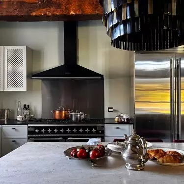 The decor refers to the surroundings 