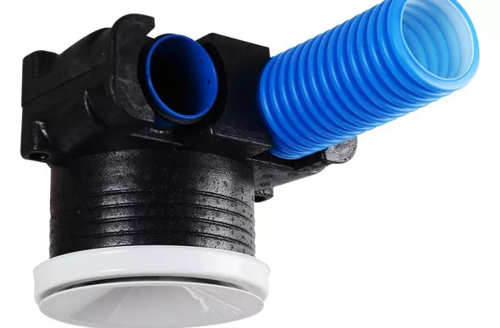 „Podwójne” mocowanie przewodu FLX-HDPE – nypel na króćcu  z uszczelką od wewnątrz oraz obudowa EPP od zewnątrz