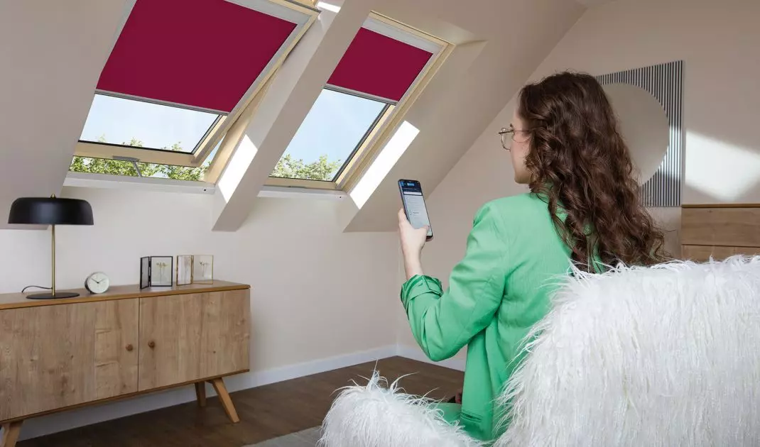 FAKRO roller shutters are available in the color of the year of the Panotne Institute 2023 - viva magenta