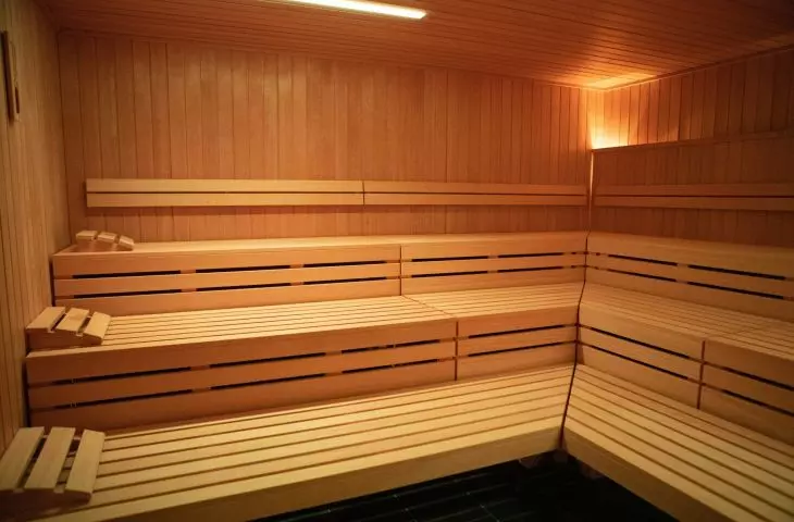 Aby utrzymać temperaturę wewnątrz sauny i zapobiec ucieczce ciepła, ważne jest, aby pomieszczenie było odpowiednio izolowane