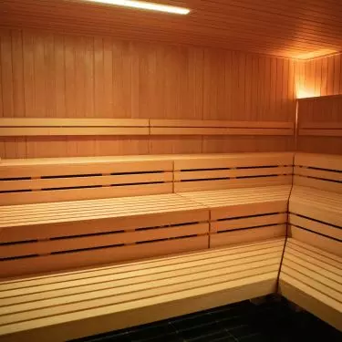 Aby utrzymać temperaturę wewnątrz sauny i zapobiec ucieczce ciepła, ważne jest, aby pomieszczenie było odpowiednio izolowane