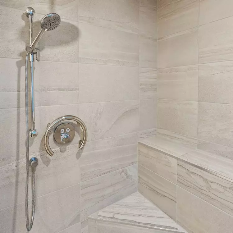Kolumnę prysznicową należy zamontować na wysokości 85 cm. Najlepszym wyborem są baterie obsługiwane jedną ręką